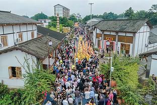 东契奇：文班不需要我的建议&他是天才 享受这一刻即可